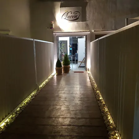 Queen Boutique Apartment *